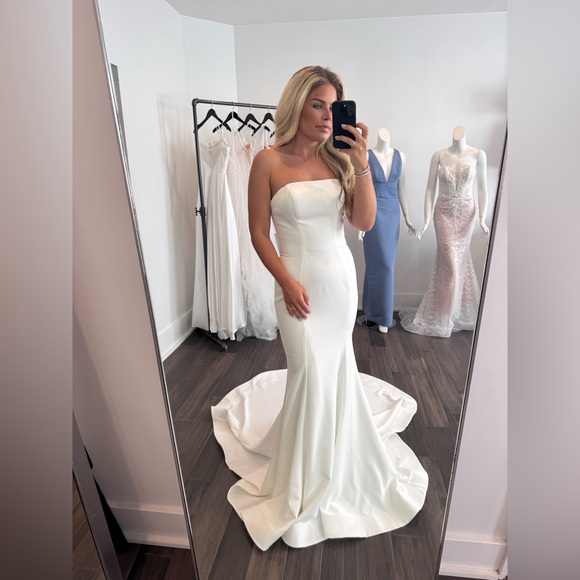 Narianna Ruffled Off Shoulder Bridal Mermaid Gown in White s. 6 - Picture 4 of 6